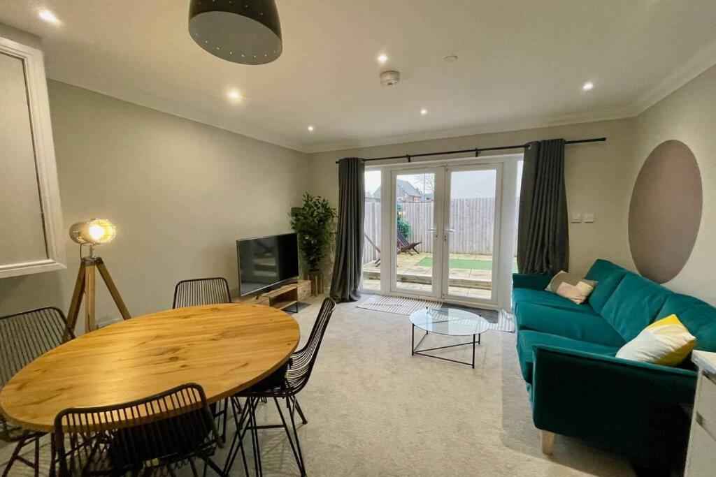 Stylish Modern Two Bedroom Apartment With Garden Cardiff Exteriér fotografie