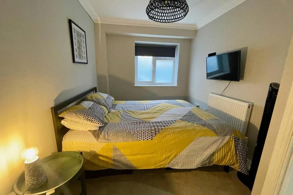 Stylish Modern Two Bedroom Apartment With Garden Cardiff Exteriér fotografie