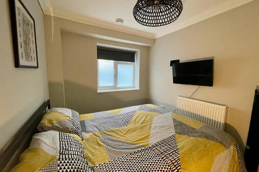 Stylish Modern Two Bedroom Apartment With Garden Cardiff Exteriér fotografie