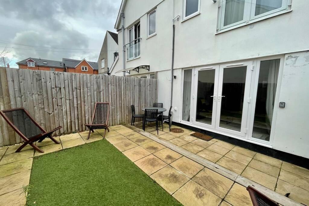 Stylish Modern Two Bedroom Apartment With Garden Cardiff Exteriér fotografie